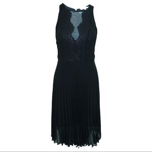 Pre-Owned Black Sandro Midi Pleated Dress with Lace Accent (Size S)
